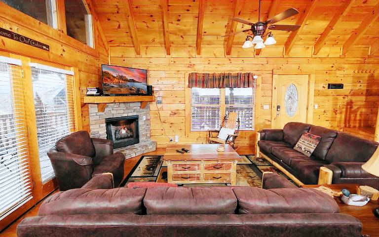 Child-friendly cabin with pool, BBQ & jacuzzi | Mountain view | Pets allowed — photo 4