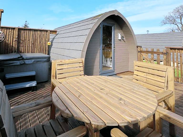 Cottage with jacuzzi & yard — photo 3