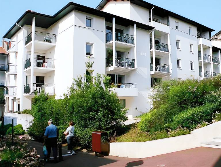 Serviced apartment with patio & garden in Biarritz
