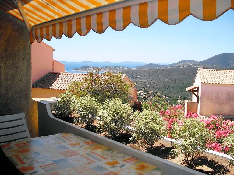 Rental apartment with terrace & pool | Nature view — photo 4