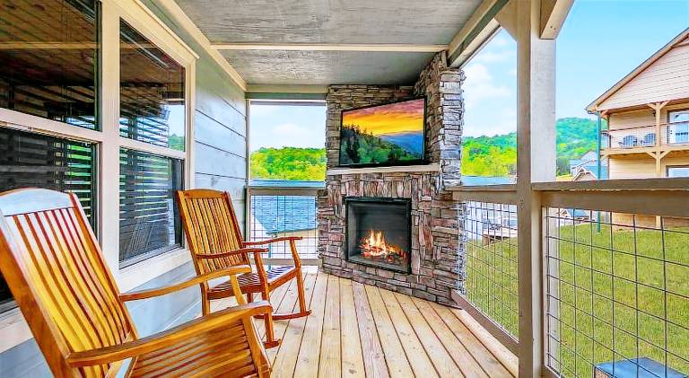 Big vacation home with hot tub | Pets are welcome in Pigeon Forge, TN