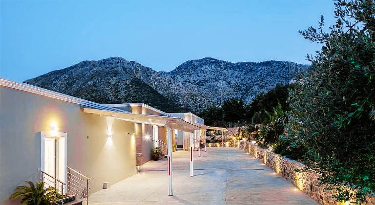 Ample villa with pool | Pets are welcome — photo 5