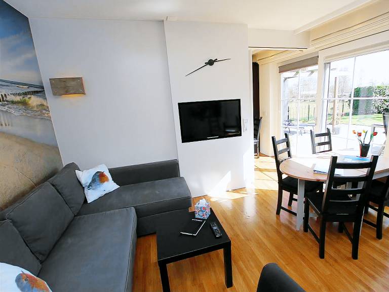 Holiday apartment with garden, patio & BBQ — photo 3