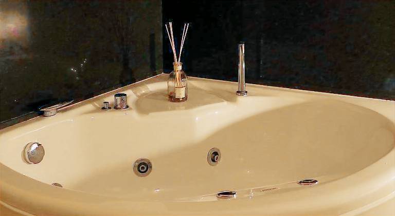 Vacation home with terrace & hot tub — photo 3
