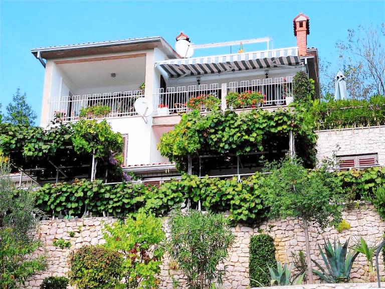 Apartment with grill, patio & yard | Sea view | Pet-friendly — photo 4