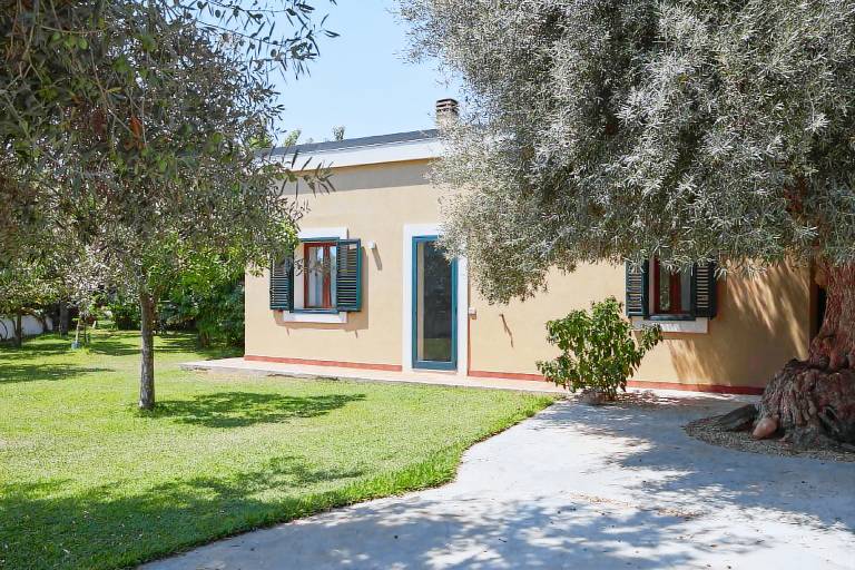 Lovely villa with patio, fast internet & private pool | Garden view | Next to the beach | Dogs allowed — photo 4