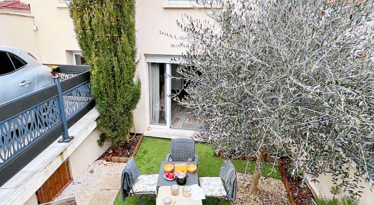 Villa with garden, barbecue & terrace in Suresnes
