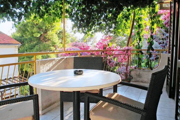 Apartment with BBQ, patio & garden | Pets are welcome in Jelsa