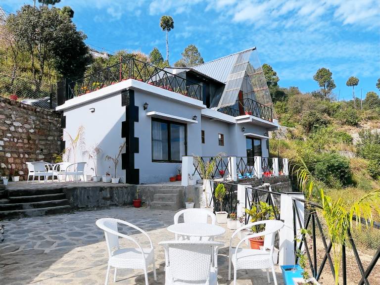 House with terrace & yard in Tehri