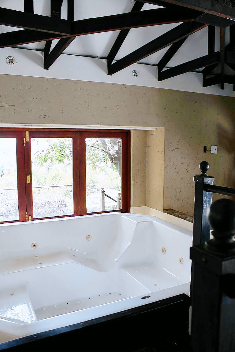 Vacation home with garden, pool & jacuzzi — photo 5