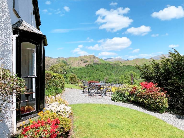 Vacation home with patio & yard in Ambleside
