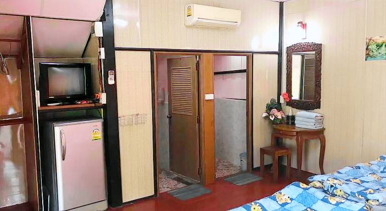 Apartment with barbecue & patio — photo 2