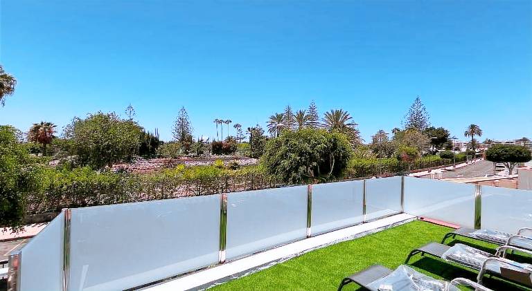 Villa with hot tub & pool — photo 4
