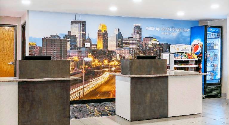 La Quinta Inn & Suites by Wyndham Minneapolis-Minnetonka — photo 3