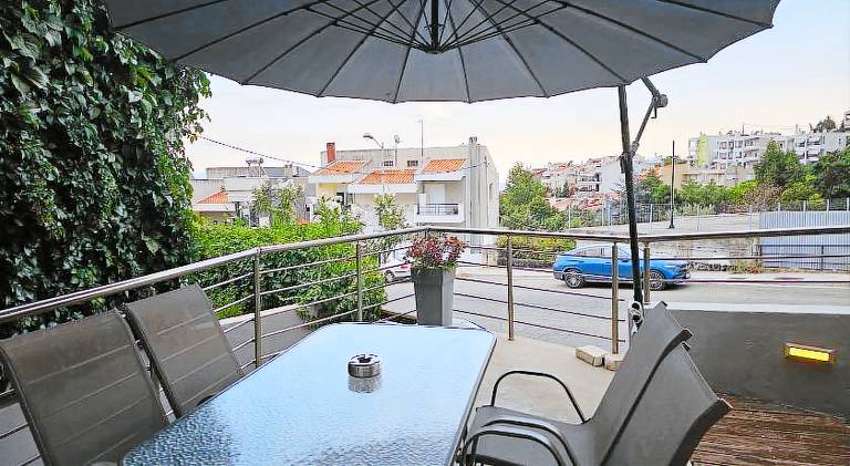 Apartment with yard & terrace — photo 4