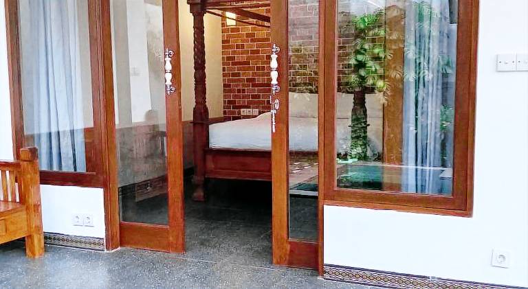 Villa with pool — photo 4