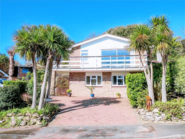 Fully equipped pleasant cottage with yard | Beach view | Pets allowed in Ventnor