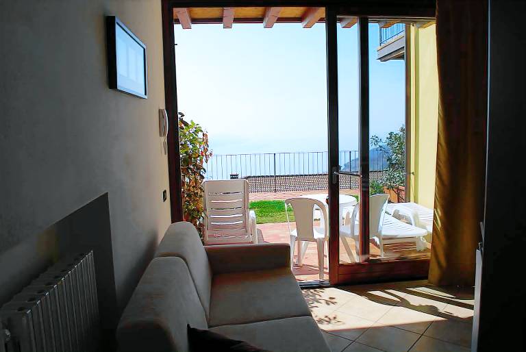 Rental apartment with yard, pool & terrace — photo 4
