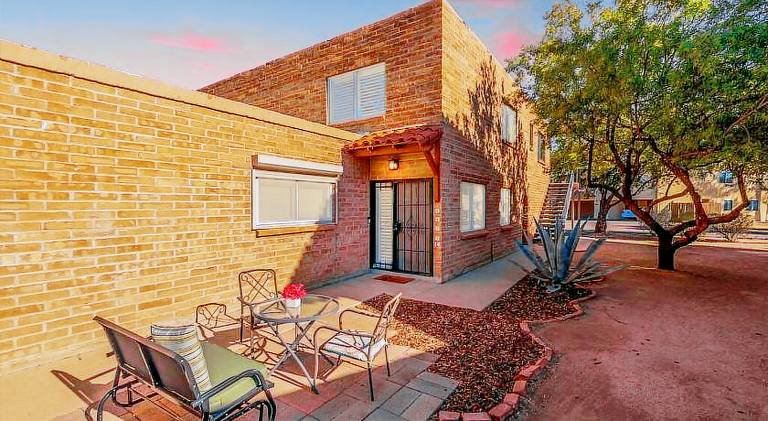 Charming dog-friendly, 2BR-1BA with Pool, Mountain Views in Tucson, AZ