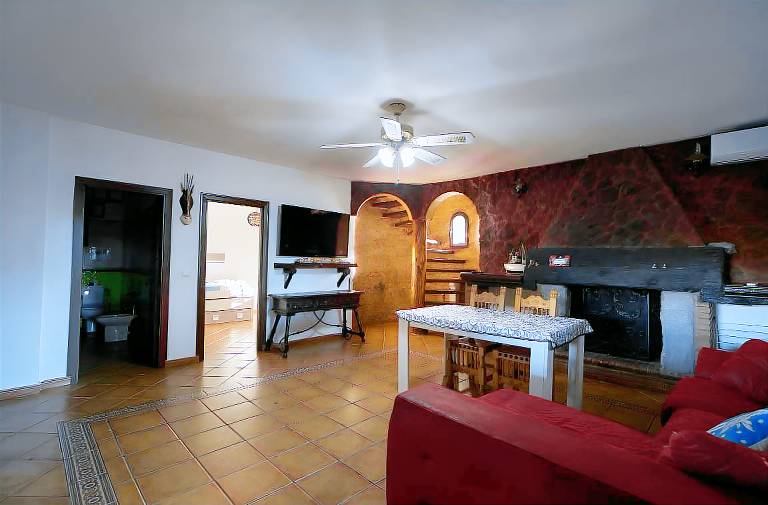 House with pool, garden & hot tub — photo 2