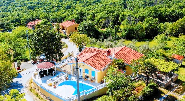 Villa with jacuzzi & pool | Pets allowed in Labin