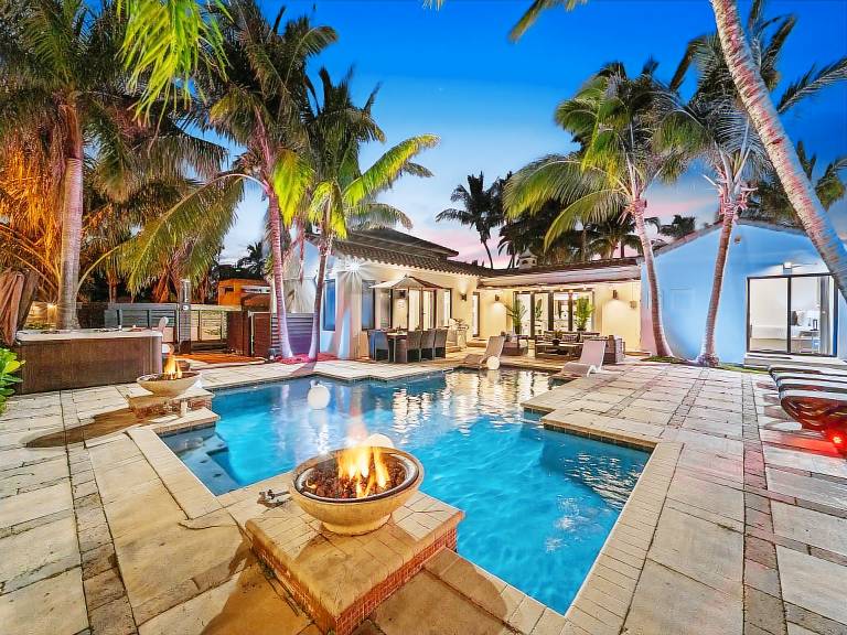 Aqua Haven Stylish Getaway with Pool and Jacuzzi