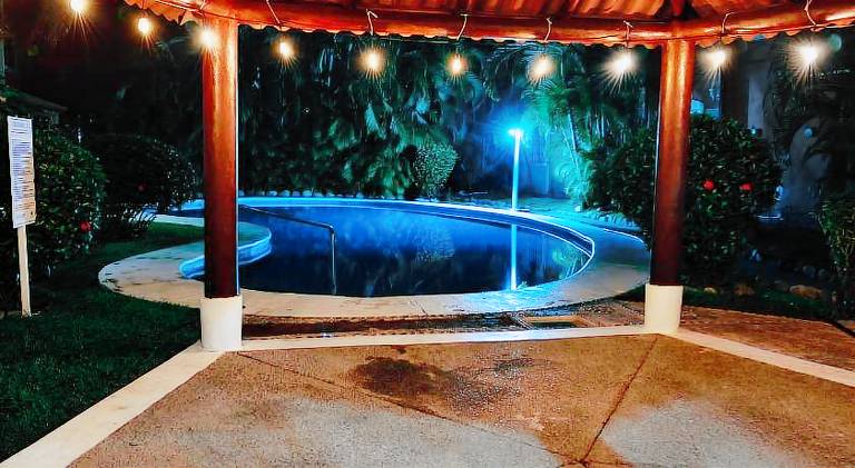 Vacation home with pool — photo 5
