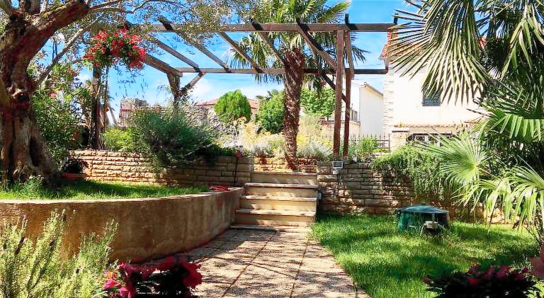 Holiday apartment with terrace, grill & garden in Rovinj