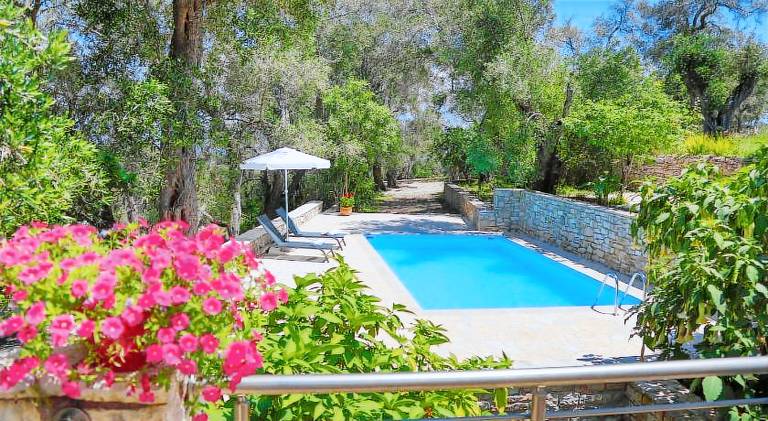 Fully equipped vacation home with terrace, garden & barbeque | Pet-friendly in Paxos
