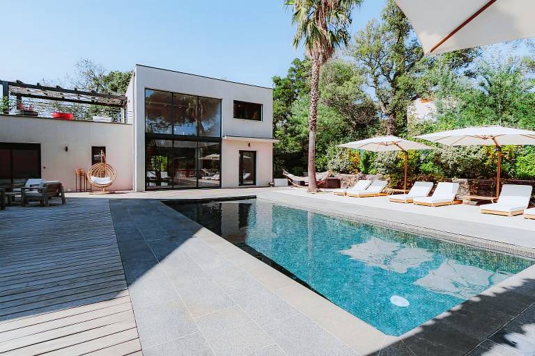 Villa with barbeque, yard & fast internet | Beach view — photo 2