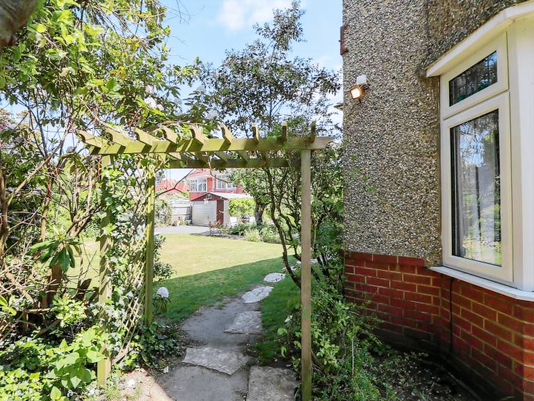 Cottage with yard | Beach view — photo 2