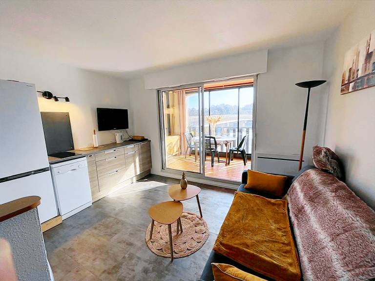Holiday apartment with pool — photo 5
