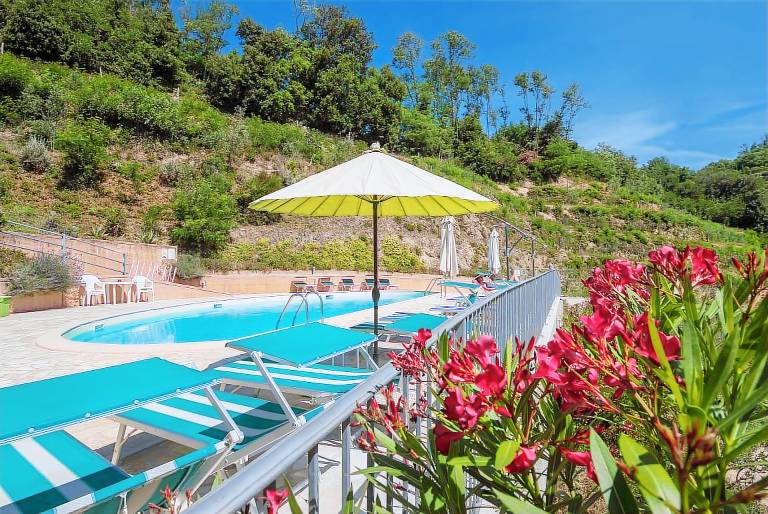 Private room with pool & garden in La Spezia