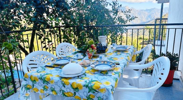 Apartment with terrace & yard in Agerola