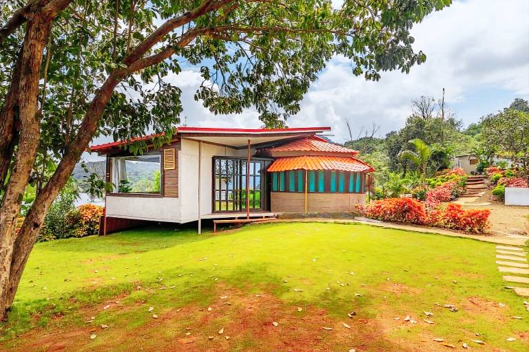 Villa with jacuzzi in Khandala