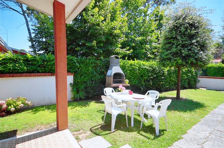 Villa with garden, patio & barbeque | Garden view — photo 3