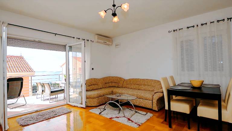 Rental apartment with patio & yard — photo 4