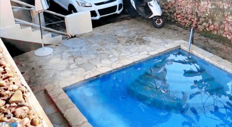 Apartment with pool — photo 4