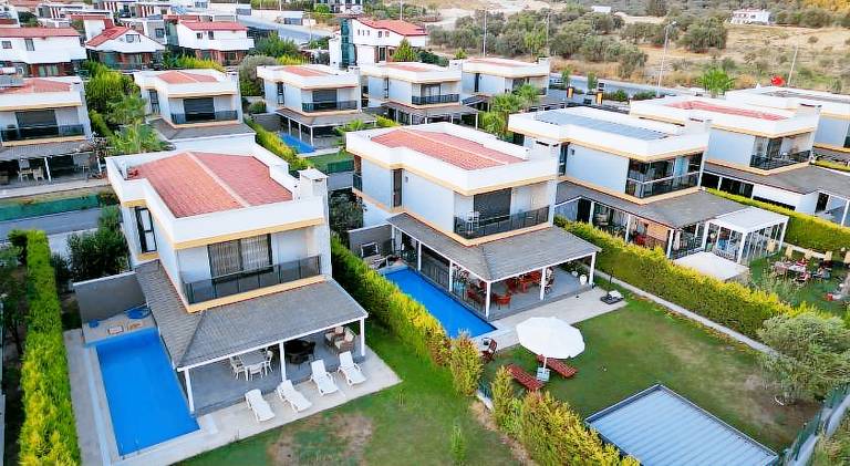 Ample villa with private pool & terrace | Pets allowed in Menderes