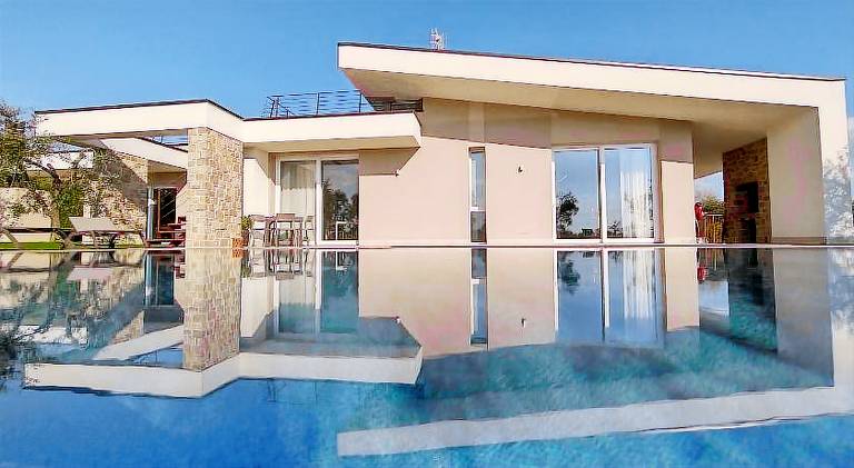 Vacation home with patio, barbeque & yard in Affi