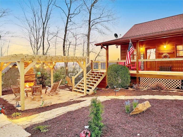 Blackberry Lodge- Pet Friendly Outdoor Firepit Hot Tub in Blue Ridge, GA