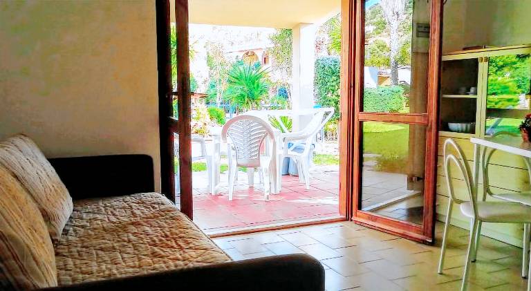 Pleasant serviced apartment with patio & yard | Pets allowed — photo 2