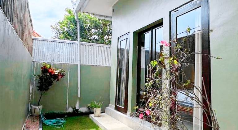 Villa with pool — photo 4
