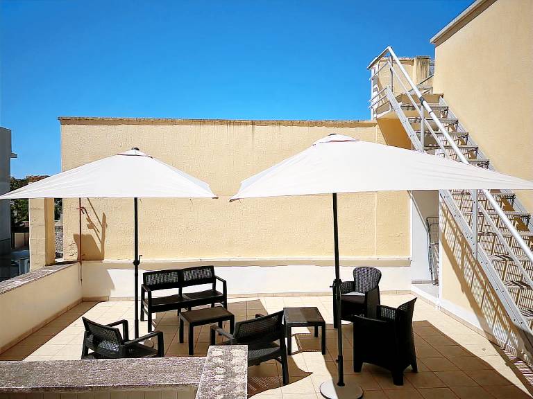 Rental apartment with yard & terrace — photo 2
