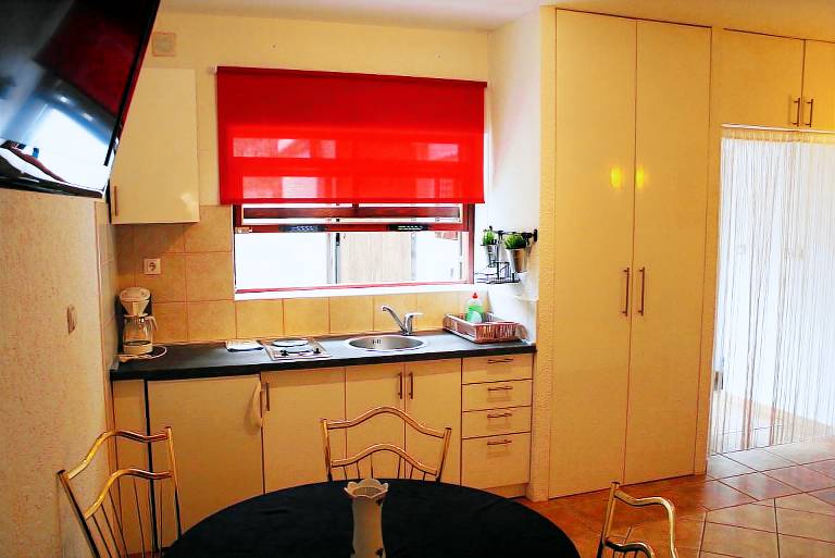 Rental apartment with pool, barbeque & patio — photo 4