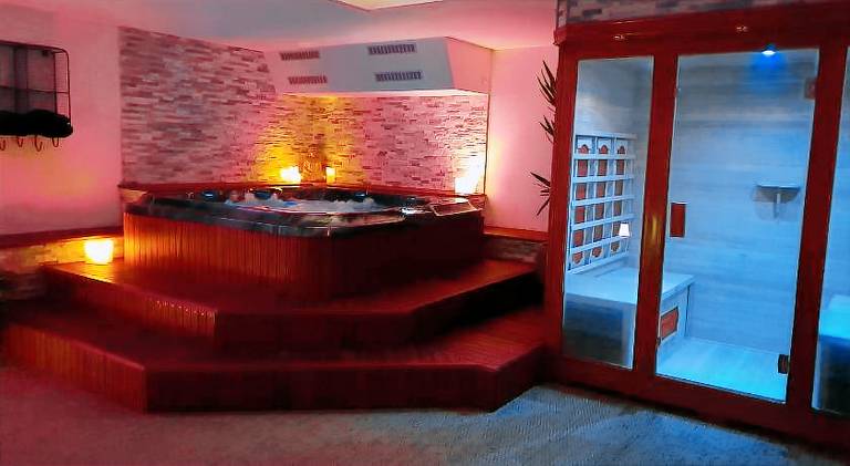 Big holiday apartment with hot tub & sauna | Dogs allowed in Cholet