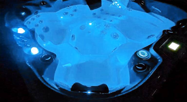 House with jacuzzi — photo 5