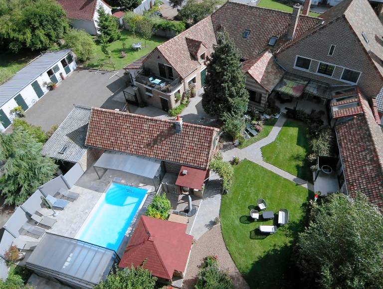 Vacation home with yard, pool & barbecue — photo 2
