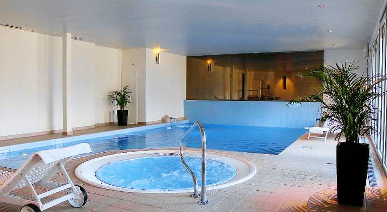 Serviced apartment with pool, yard & hot tub — photo 5