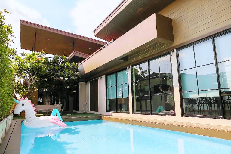 Villa with barbecue, pool & jacuzzi in Sattahip